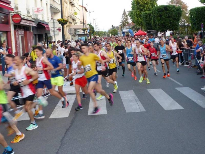 Départ des 10 km du Coteau dans les rues de la ville