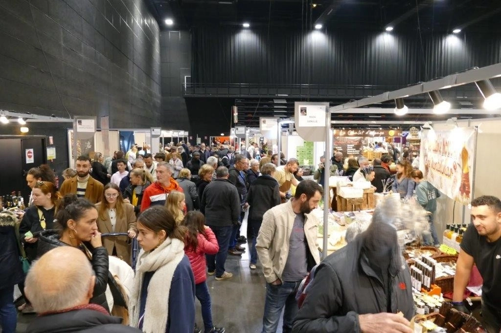 Visiteurs au 41e Salon de la gastronomie 2024 du Coteau